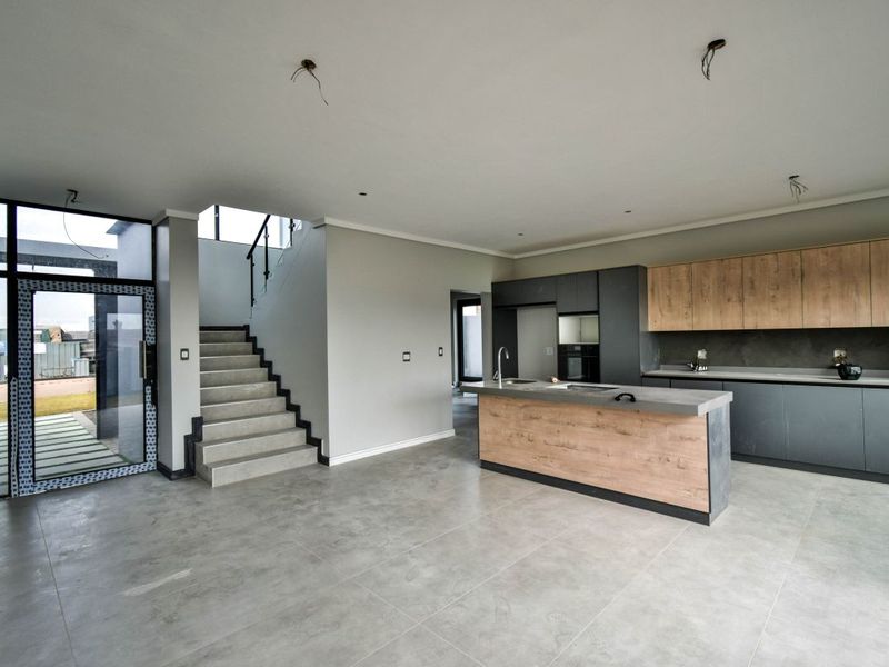 Elegant Family Living in the Prestigious Fountainbrook Estate. - Photo 10