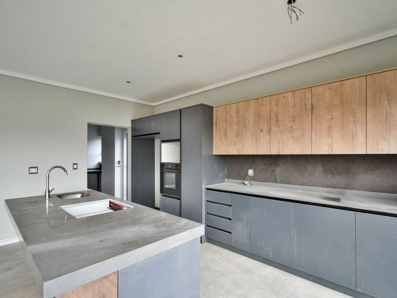 Elegant Family Living in the Prestigious Fountainbrook Estate. - Photo 6