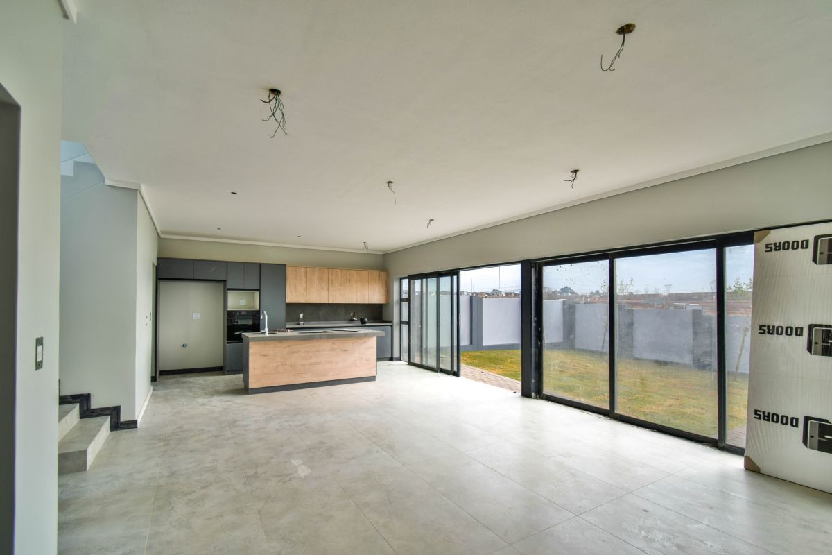 Elegant Family Living in the Prestigious Fountainbrook Estate. - Photo 4