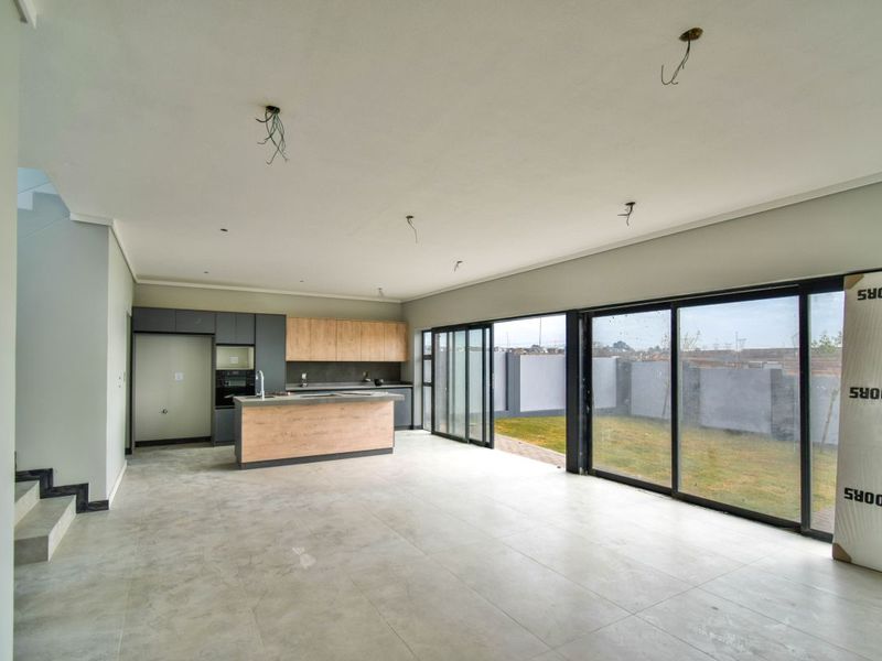 Elegant Family Living in the Prestigious Fountainbrook Estate. - Photo 4