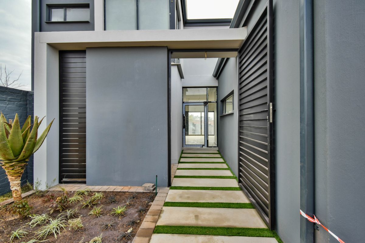 Elegant Family Living in the Prestigious Fountainbrook Estate. - Photo 3