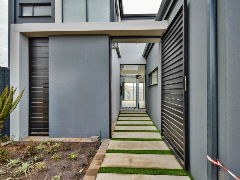 Elegant Family Living in the Prestigious Fountainbrook Estate. - Photo 3