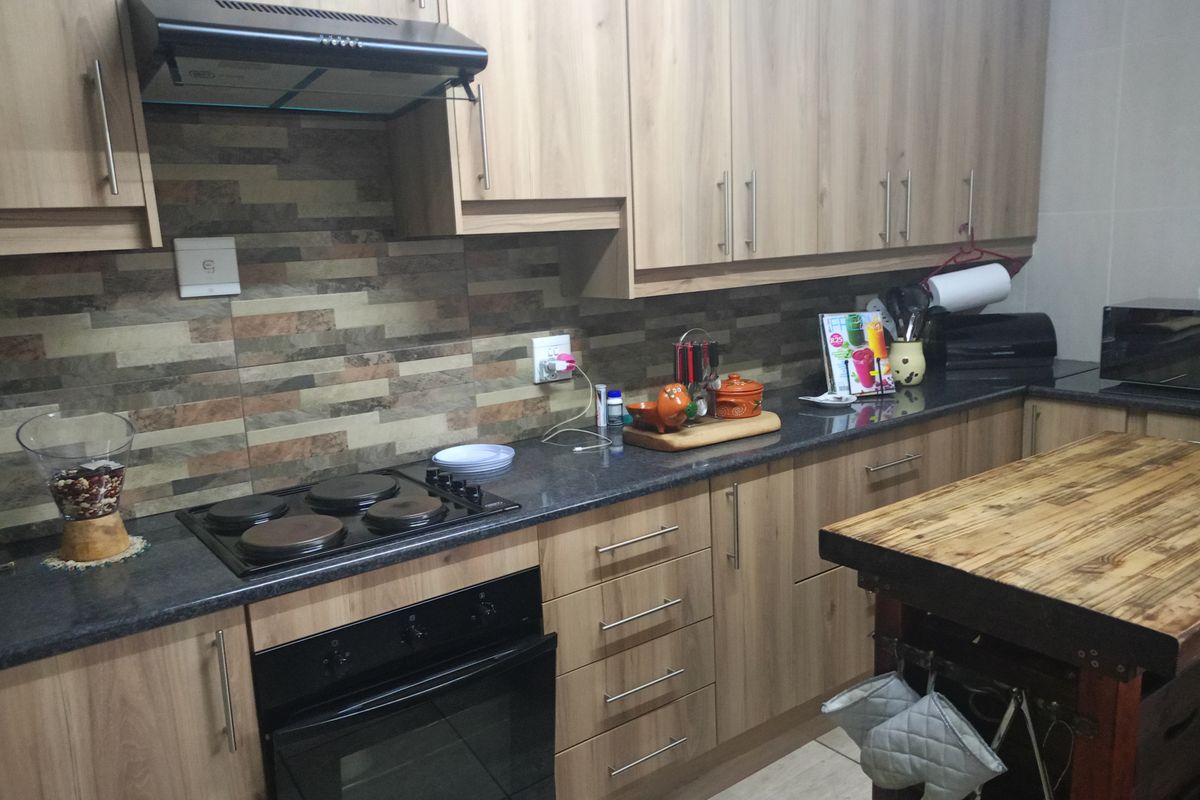 Charming Golden Oldie – Tranquil Living Awaits! - Photo 2