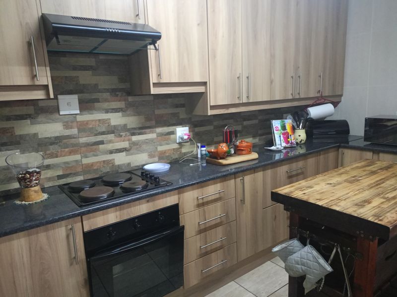 Charming Golden Oldie – Tranquil Living Awaits! - Photo 2