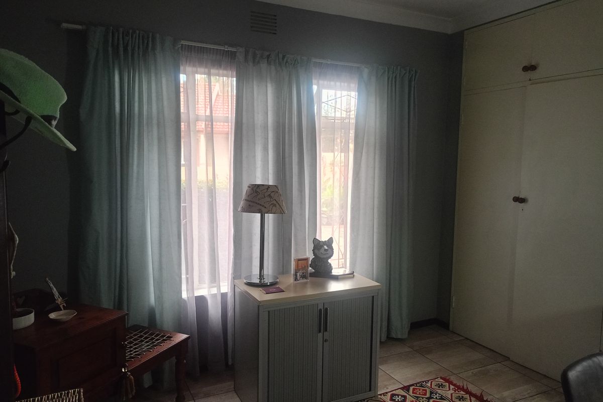 Charming Golden Oldie – Tranquil Living Awaits! - Photo 5