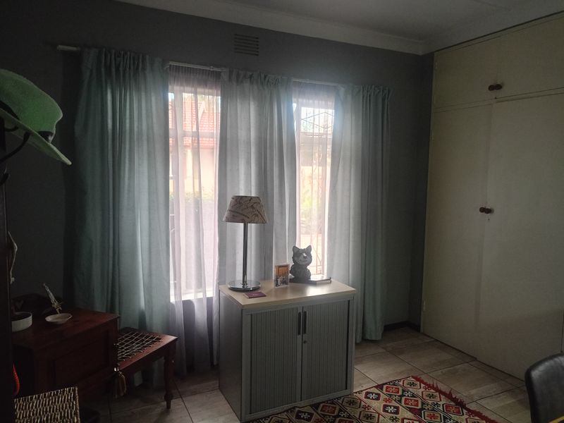 Charming Golden Oldie – Tranquil Living Awaits! - Photo 5