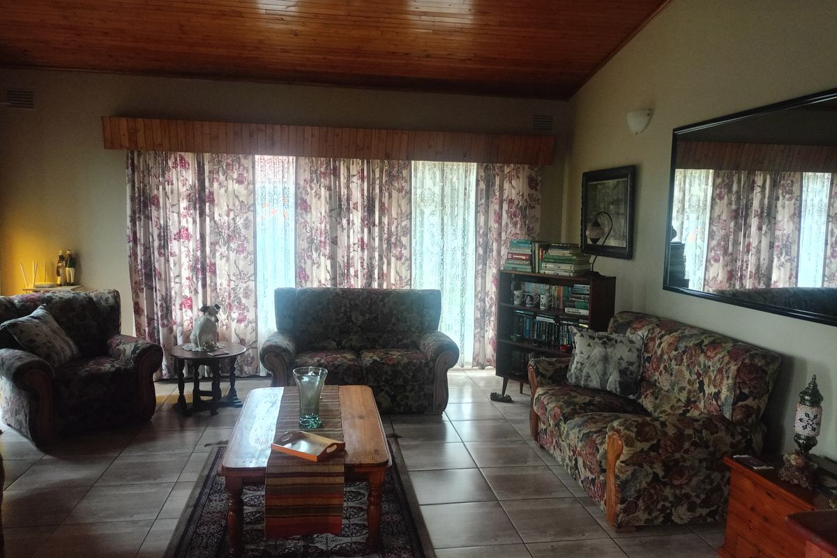 Charming Golden Oldie – Tranquil Living Awaits! - Photo 4