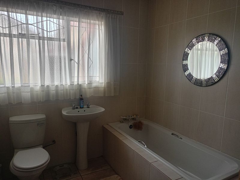 Charming Golden Oldie – Tranquil Living Awaits! - Photo 7