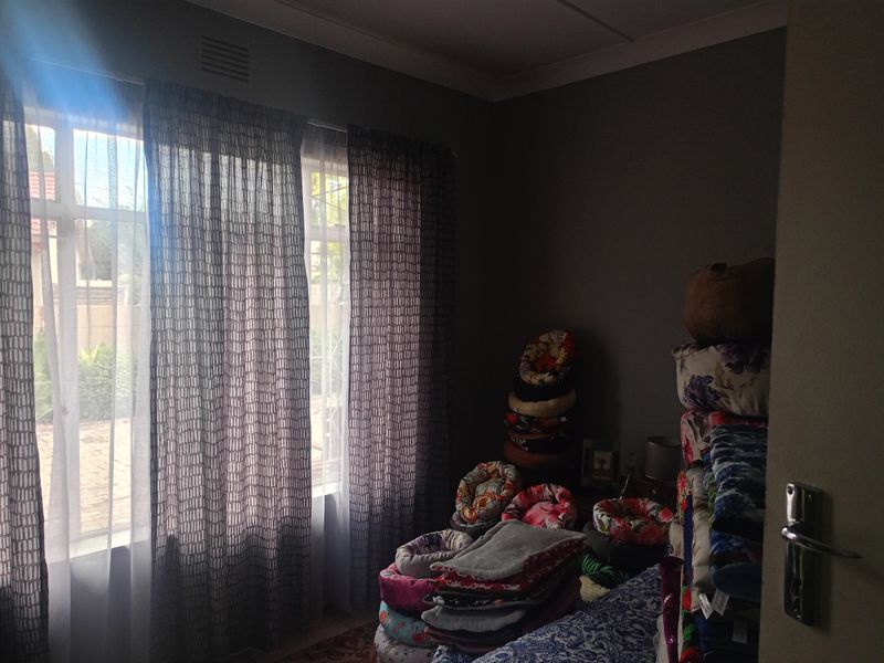 Charming Golden Oldie – Tranquil Living Awaits! - Photo 8