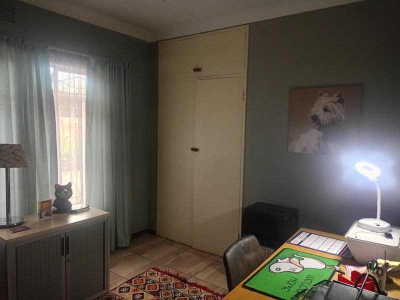 Charming Golden Oldie – Tranquil Living Awaits! - Photo 6