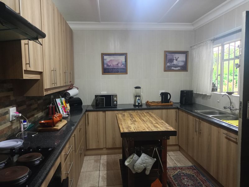 Charming Golden Oldie – Tranquil Living Awaits! - Photo 3