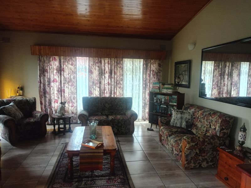 Charming Golden Oldie – Tranquil Living Awaits! - Photo 4