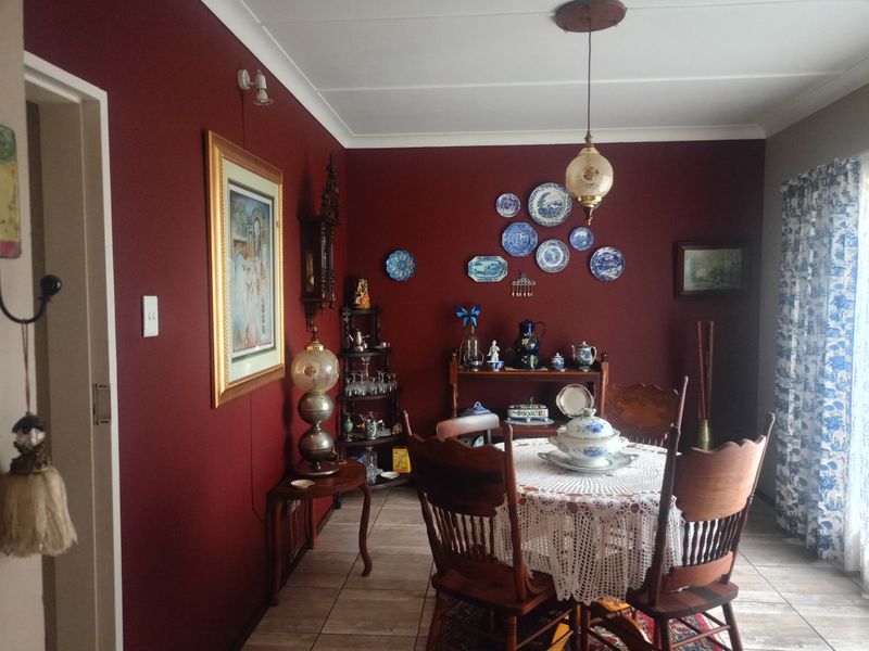 Charming Golden Oldie – Tranquil Living Awaits! - Photo 1
