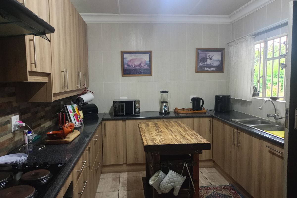 Charming Golden Oldie – Tranquil Living Awaits! - Photo 3