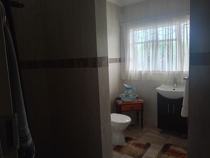 Charming Golden Oldie – Tranquil Living Awaits! - Photo 10
