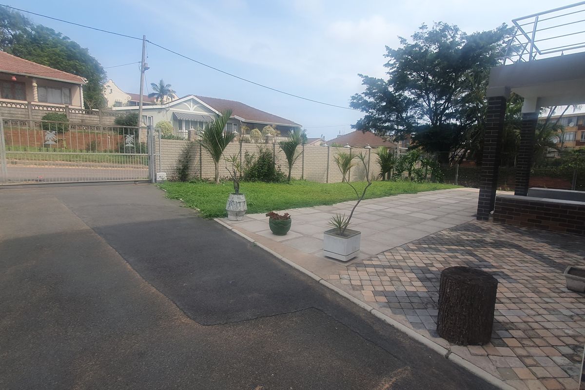 Simplex With Own Driveway - Photo 5