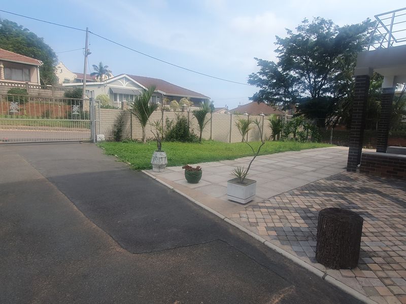 Simplex With Own Driveway - Photo 5