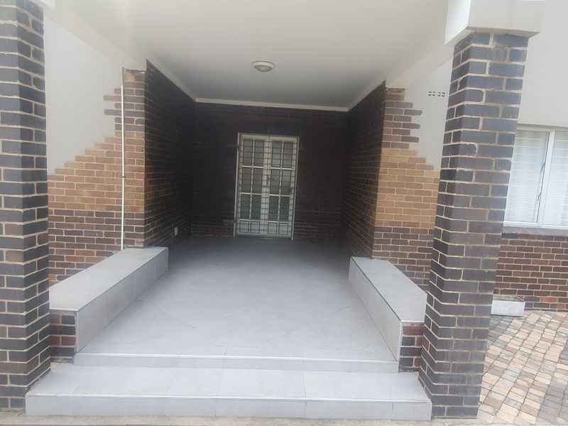 Simplex With Own Driveway - Photo 3