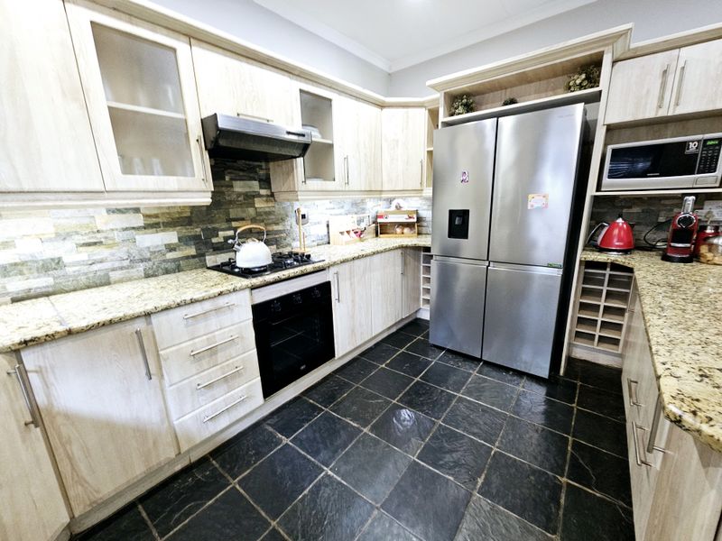 Modern 3-Bedroom Home for Sale in Louis Trichardt. - Photo 4