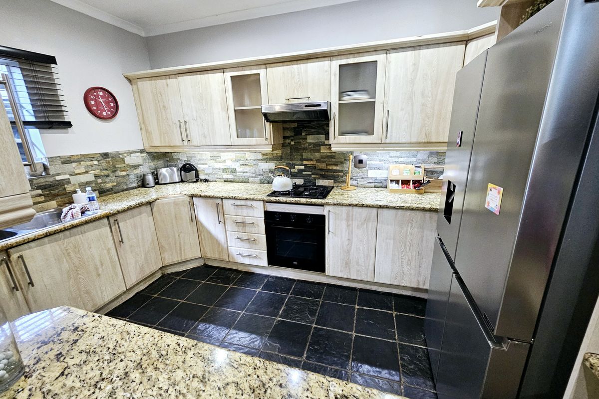 Modern 3-Bedroom Home for Sale in Louis Trichardt. - Photo 3