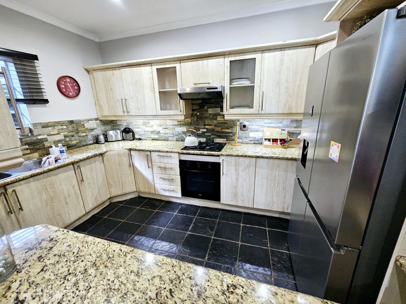 Modern 3-Bedroom Home for Sale in Louis Trichardt. - Photo 3