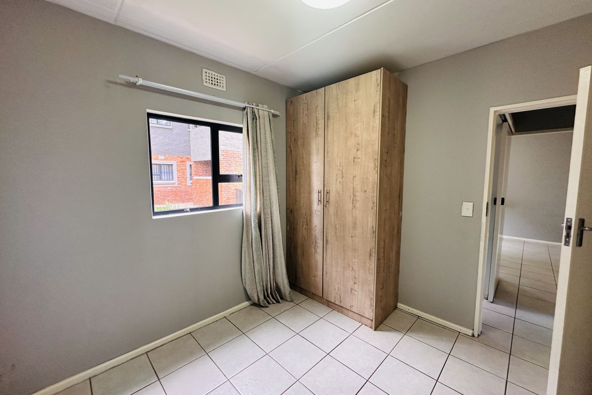 Spacious 3-Bedroom Ground Floor Unit with No Loadshedding! - Photo 5
