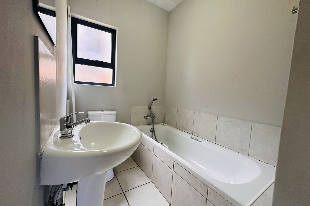 Spacious 3-Bedroom Ground Floor Unit with No Loadshedding! - Photo 3