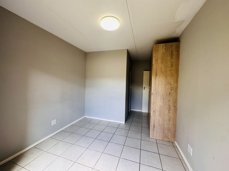 Spacious 3-Bedroom Ground Floor Unit with No Loadshedding! - Photo 10