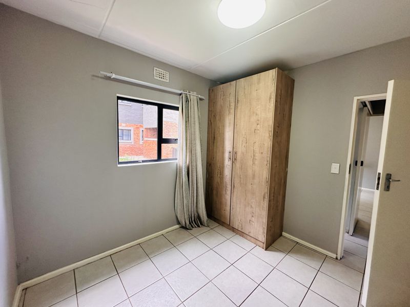 Spacious 3-Bedroom Ground Floor Unit with No Loadshedding! - Photo 8