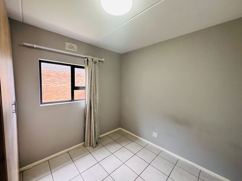 Spacious 3-Bedroom Ground Floor Unit with No Loadshedding! - Photo 7