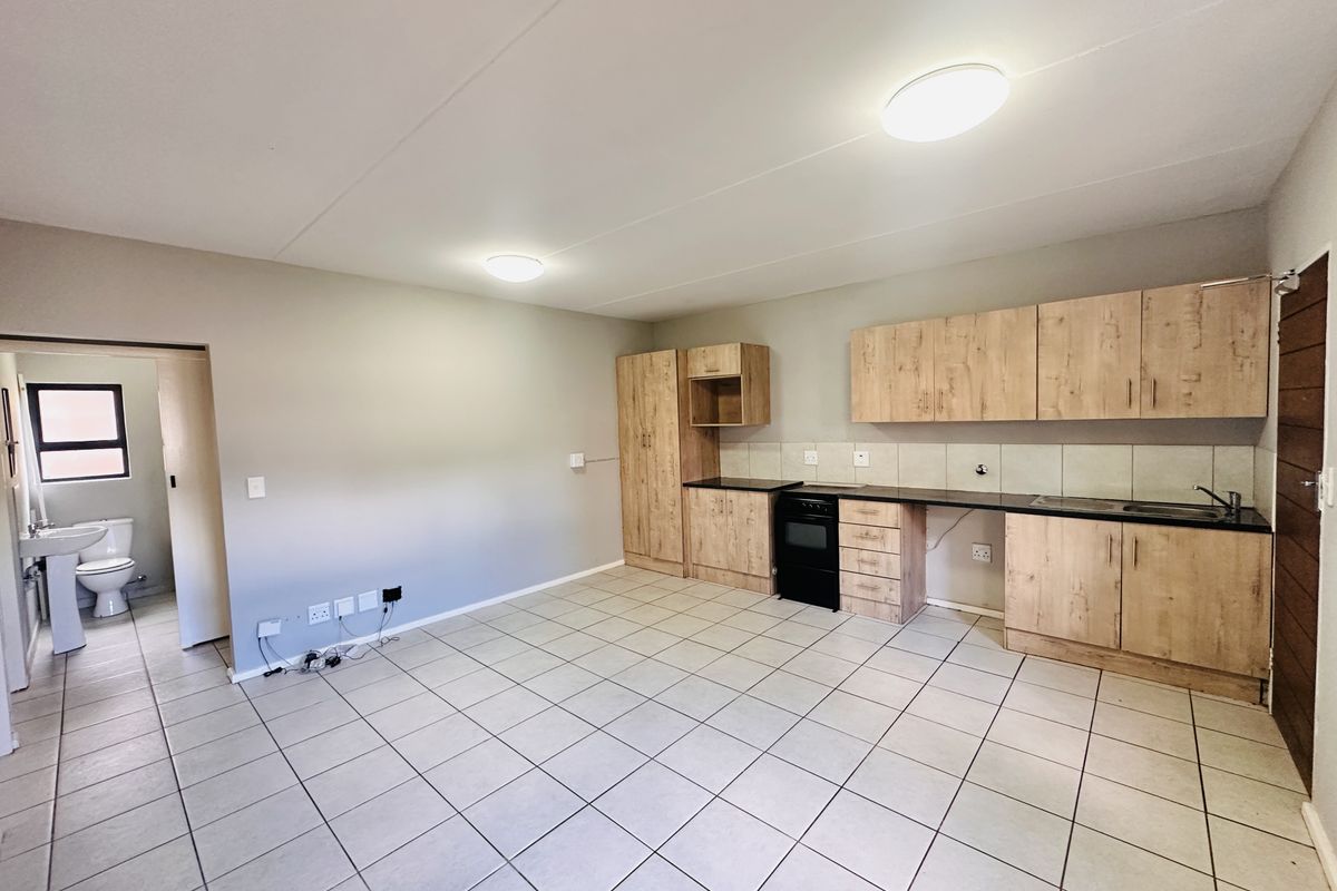 Spacious 3-Bedroom Ground Floor Unit with No Loadshedding! - Photo 2