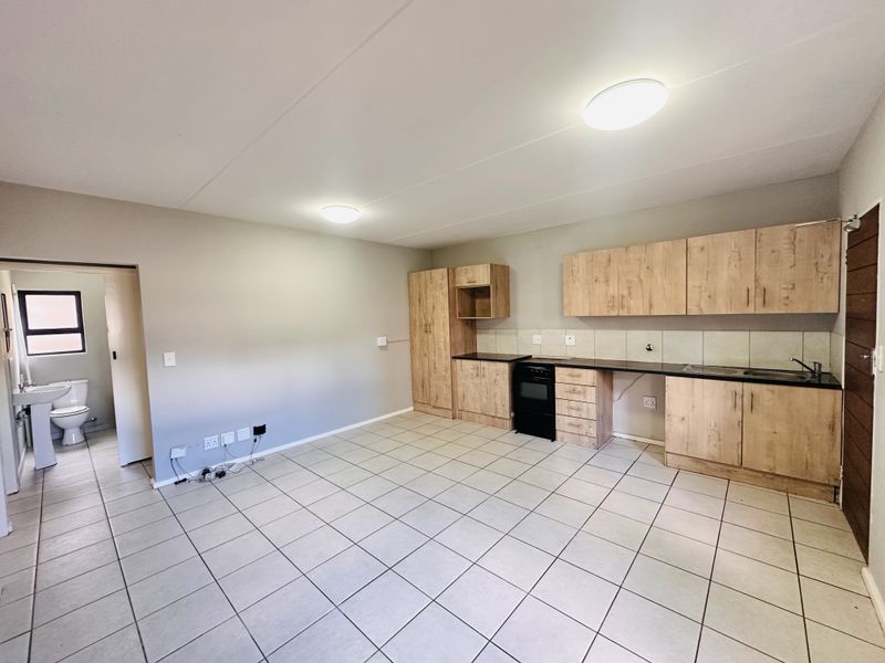 Spacious 3-Bedroom Ground Floor Unit with No Loadshedding! - Photo 2