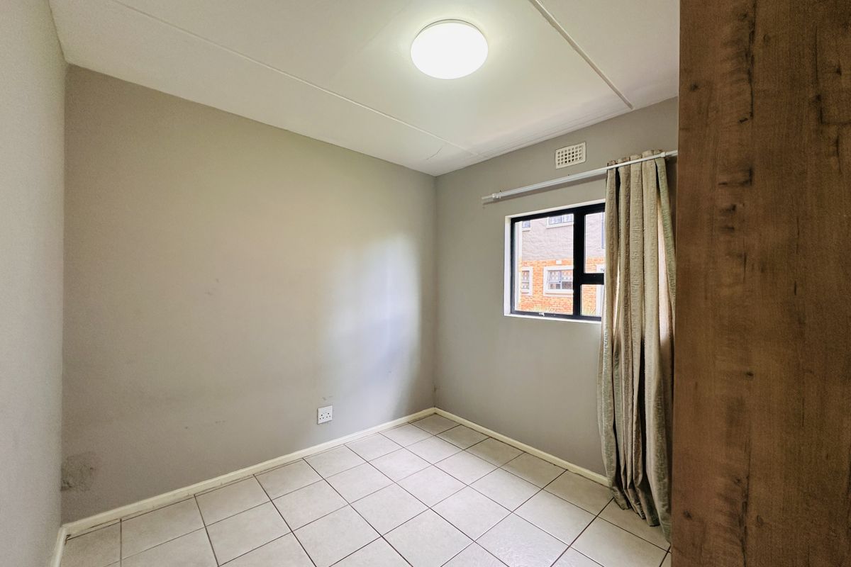 Spacious 3-Bedroom Ground Floor Unit with No Loadshedding! - Photo 4