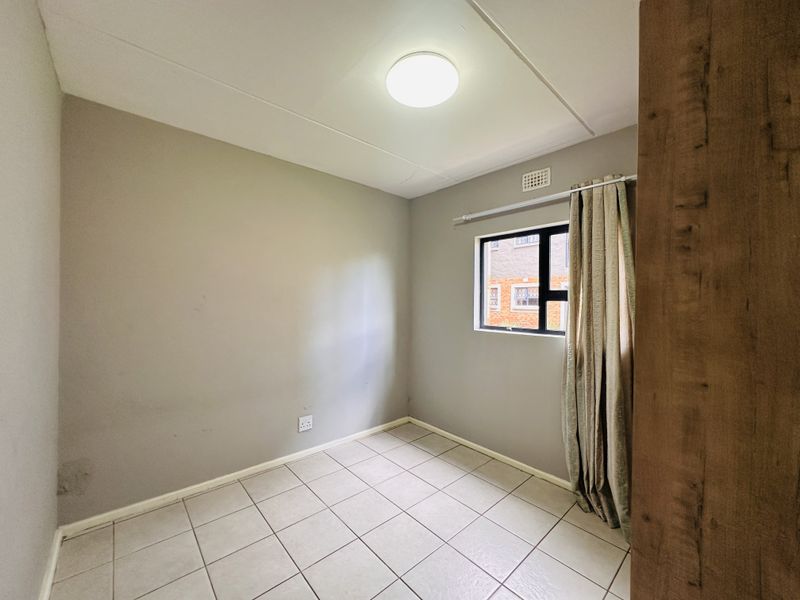 Spacious 3-Bedroom Ground Floor Unit with No Loadshedding! - Photo 4
