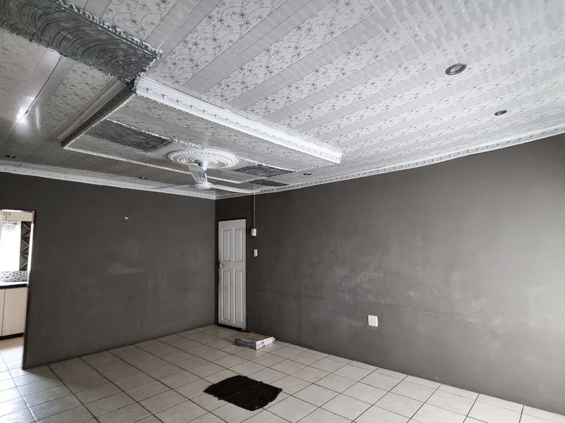 Zeerust - Charming 3-Bedroom Home - Photo 8