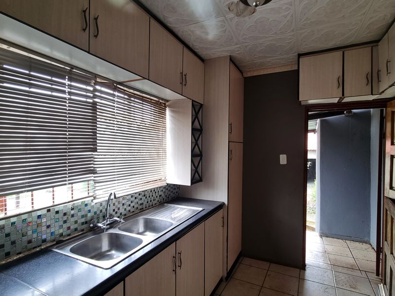 Zeerust - Charming 3-Bedroom Home - Photo 7