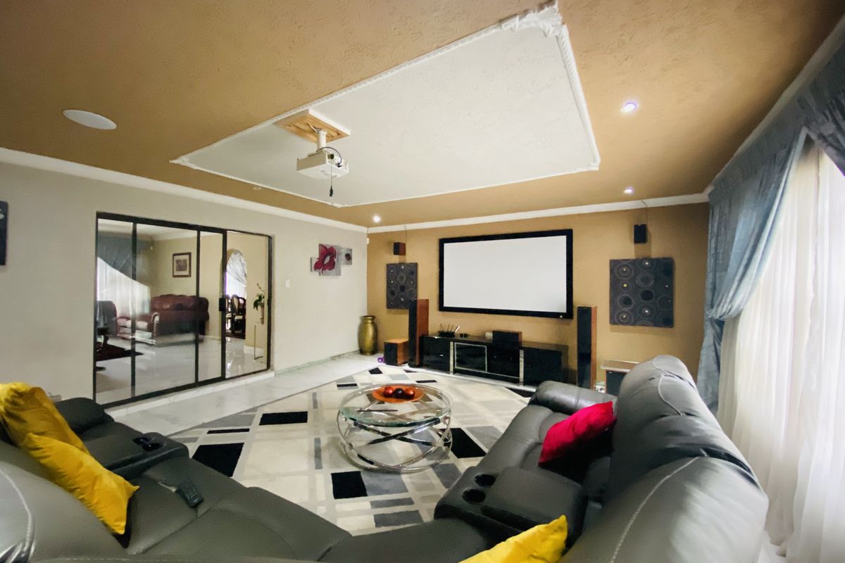 STUNNING HOME WITH A FLATLET - Photo 2