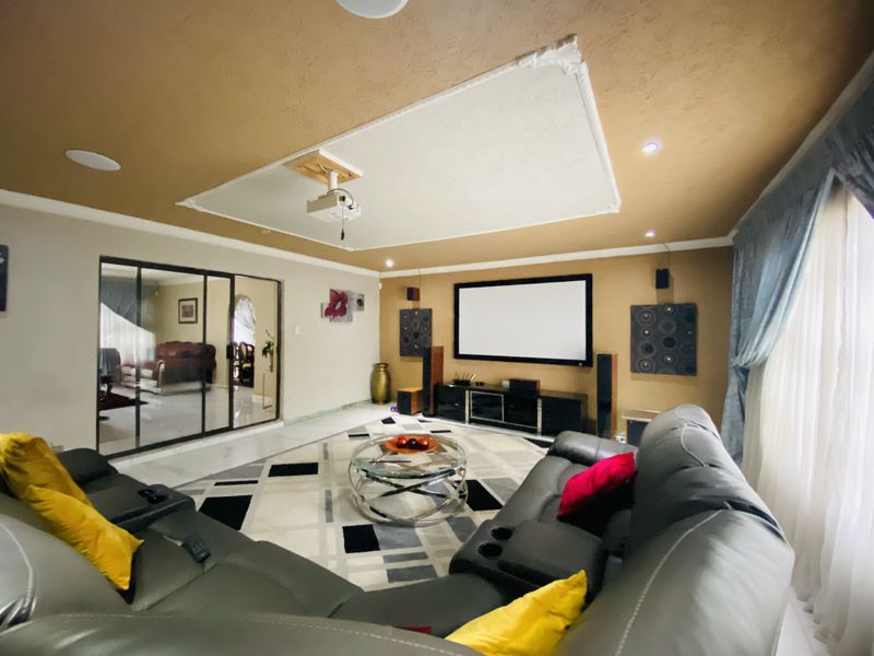 STUNNING HOME WITH A FLATLET - Photo 2