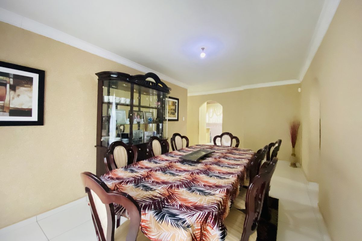 STUNNING HOME WITH A FLATLET - Photo 4