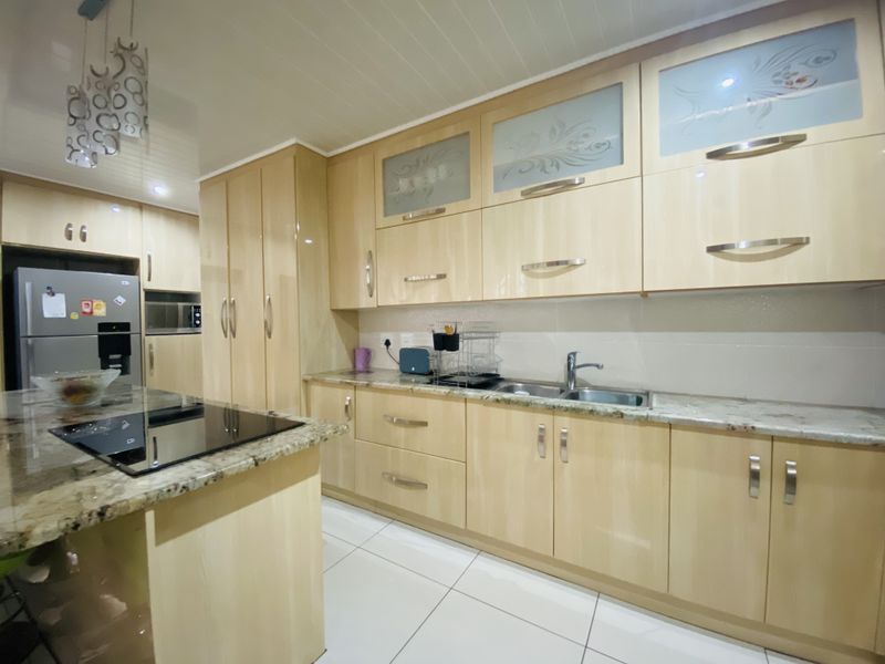 STUNNING HOME WITH A FLATLET - Photo 7