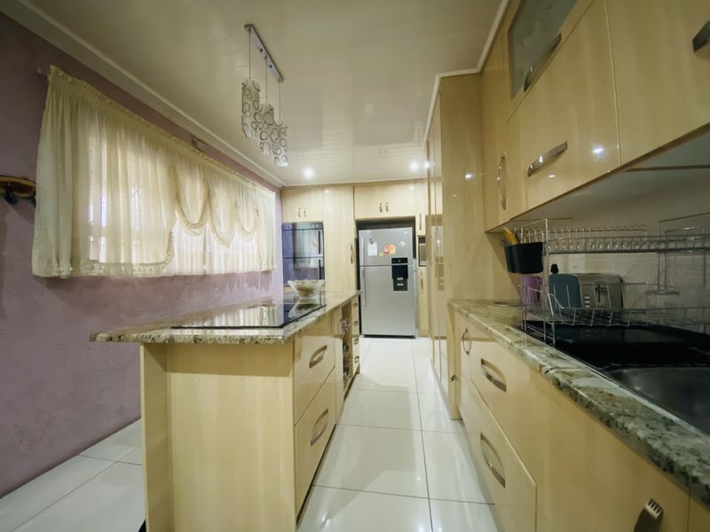 STUNNING HOME WITH A FLATLET - Photo 6