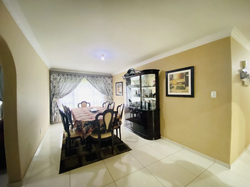 STUNNING HOME WITH A FLATLET - Photo 5