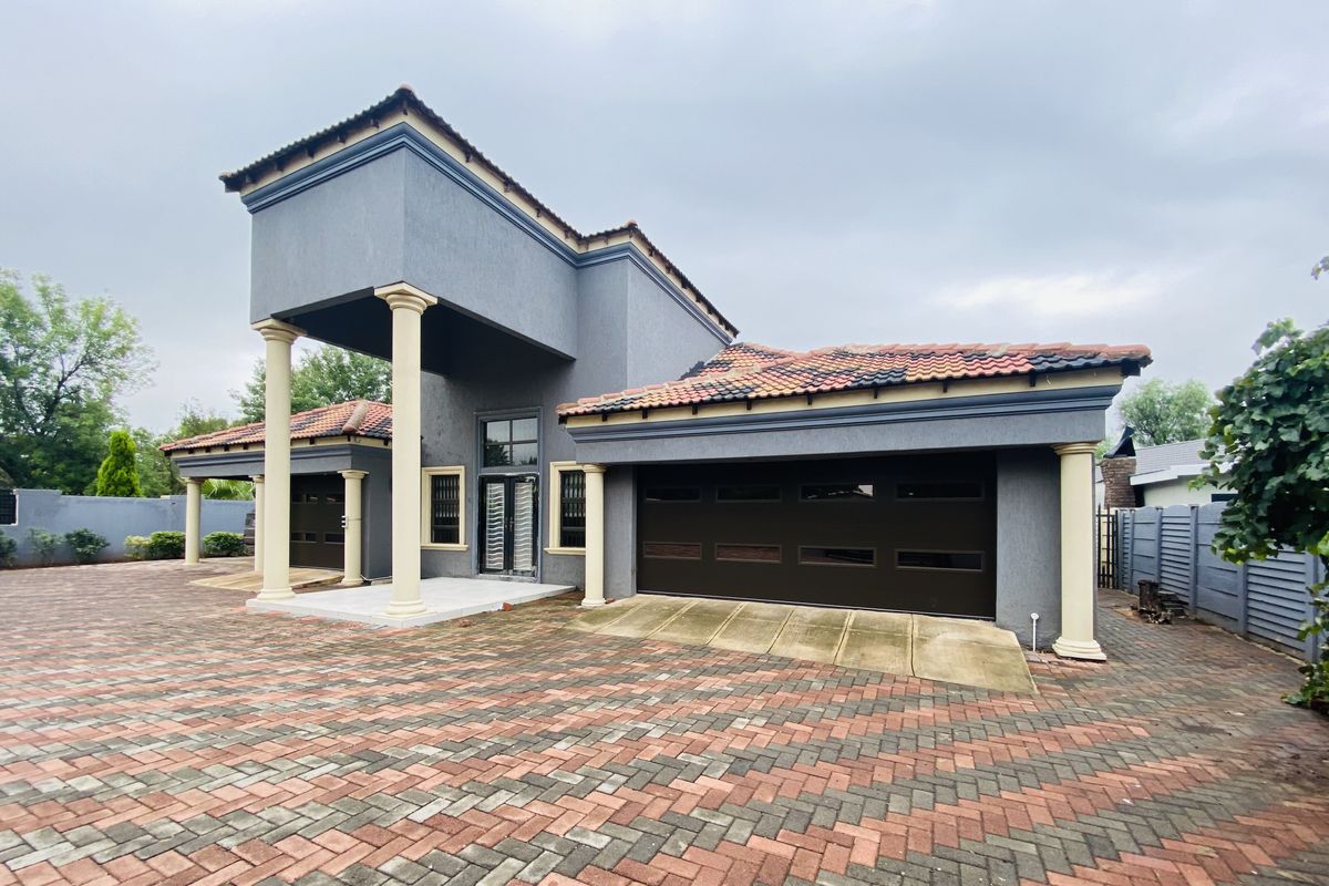 STUNNING HOME WITH A FLATLET - Photo 3