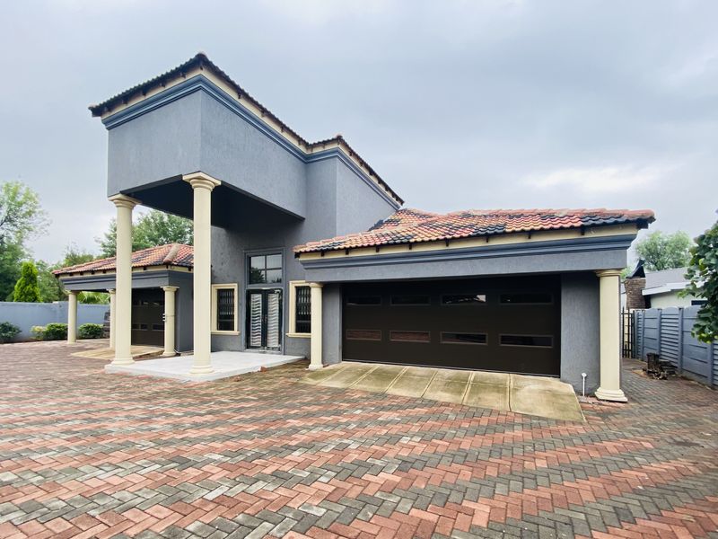 STUNNING HOME WITH A FLATLET - Photo 3