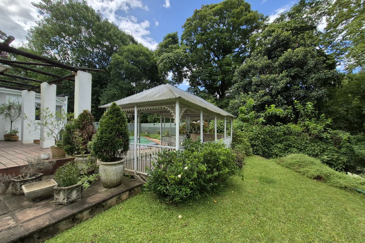 PRISTINE FAMILY HOME WITH OLD WORLD CHARM - Photo 2