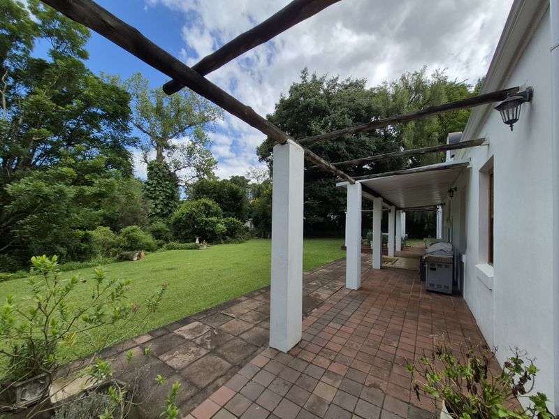 PRISTINE FAMILY HOME WITH OLD WORLD CHARM - Photo 5
