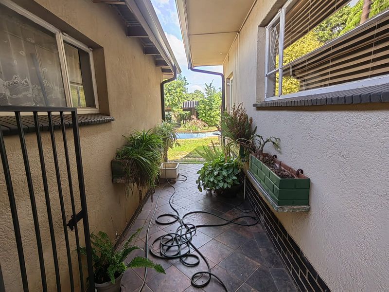 Move in ready - Photo 8