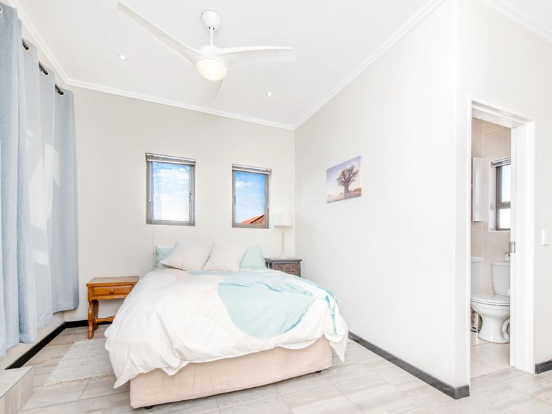 Exquisite One Bedroom Apartment in Lonehill East - Photo 9