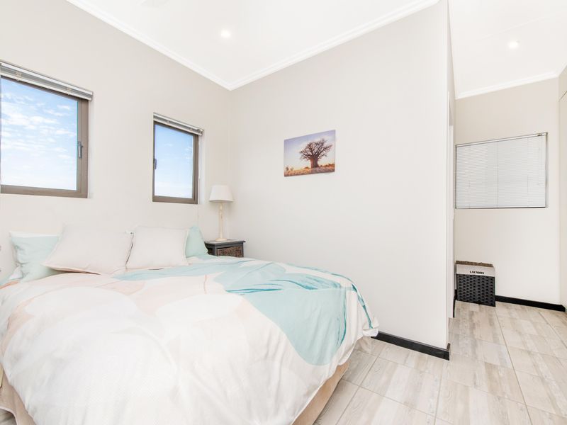 Exquisite One Bedroom Apartment in Lonehill East - Photo 7