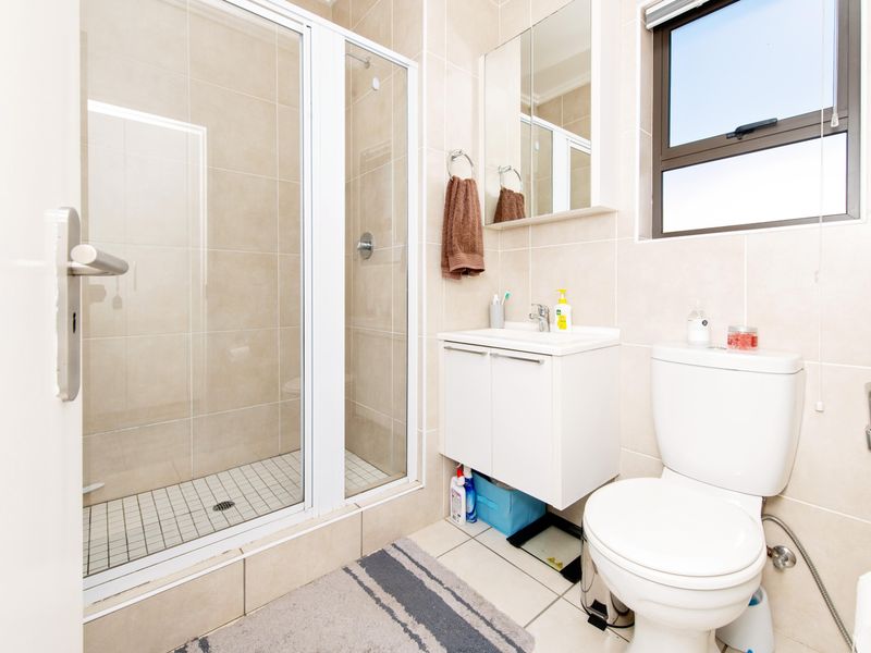 Exquisite One Bedroom Apartment in Lonehill East - Photo 10